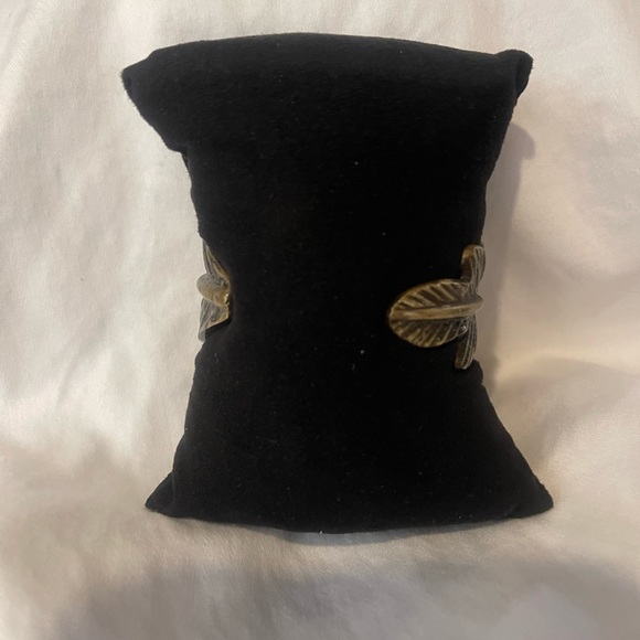 Rustic cuff Ridged Gold - Picture 2 of 2